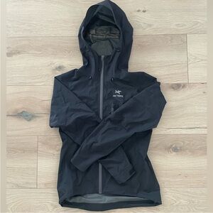 Arc'teryx Black Ski Jacket with Hood and Water-Resistant Finish